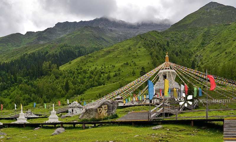 高原上的经幡和白塔，成都周边著名旅游风景区，四姑娘山图片素材