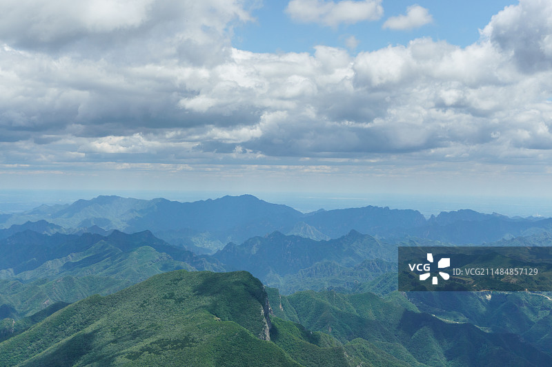 蓝天白云下的北京白草畔高山森林和草原图片素材