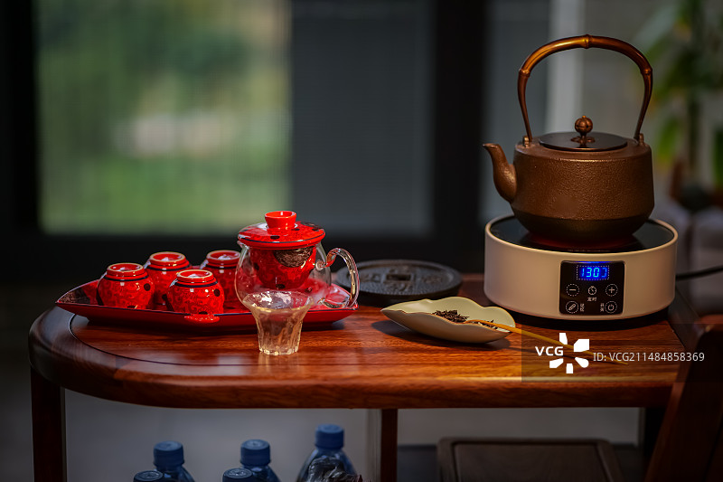 桌子上的茶壶和茶杯图片素材