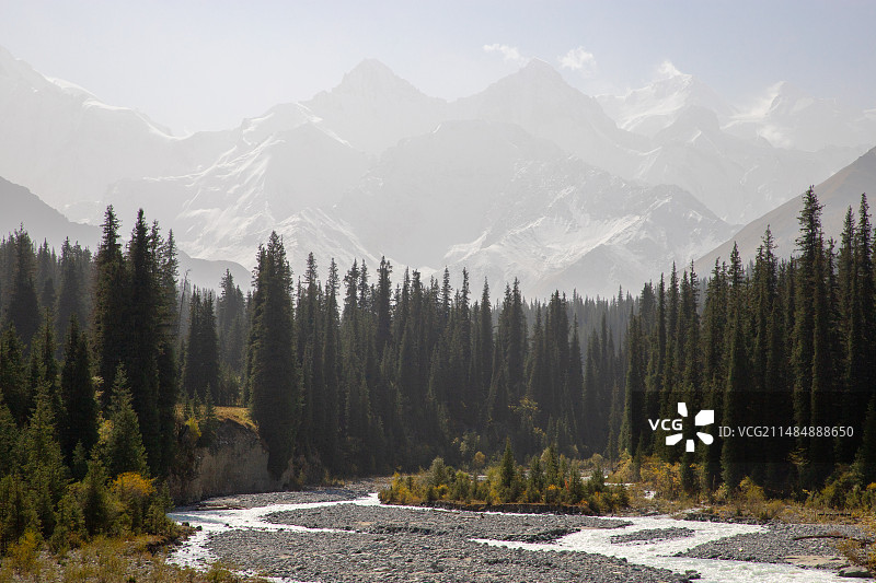 被浮沉掩盖的木扎尔特冰川图片素材