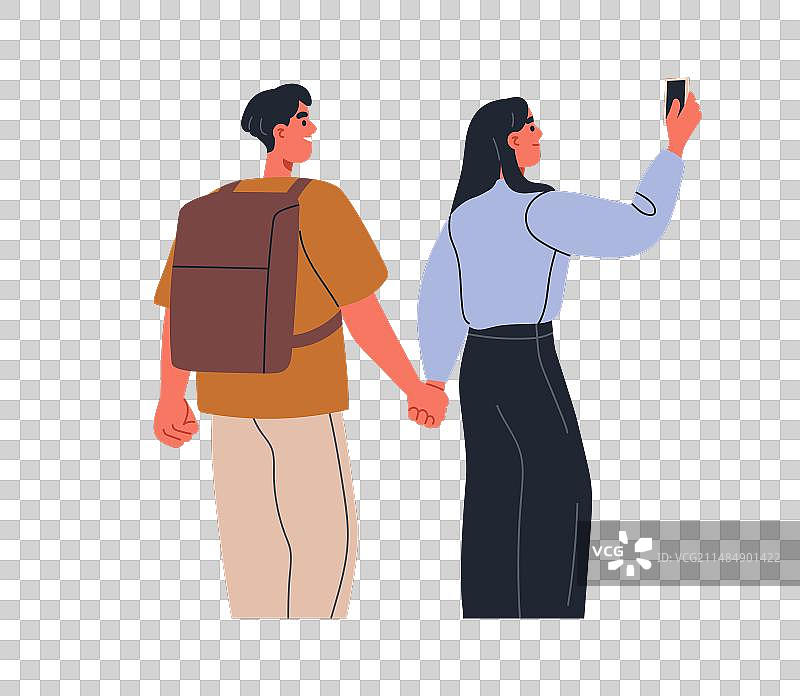 情侣游客在散步拍照图片素材