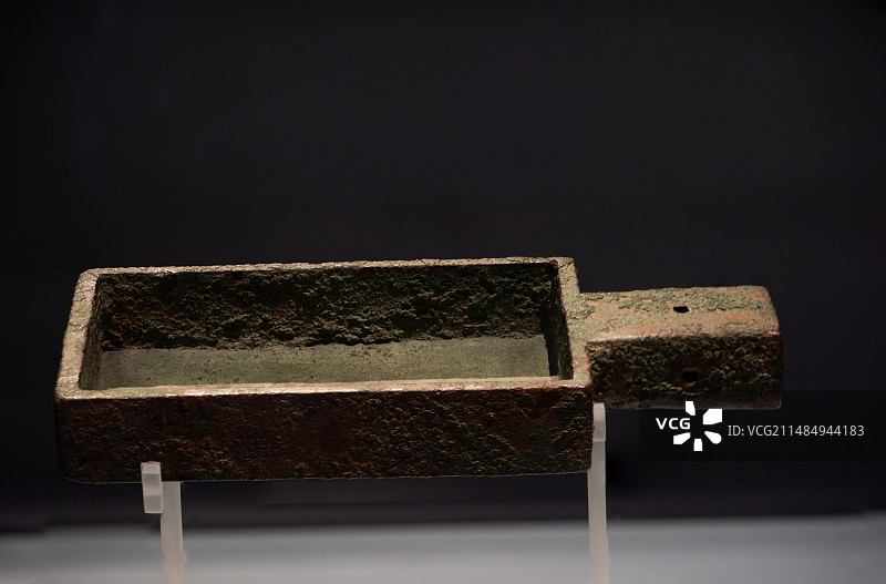 上海博物馆东馆展出的战国时期文物商鞅方升图片素材