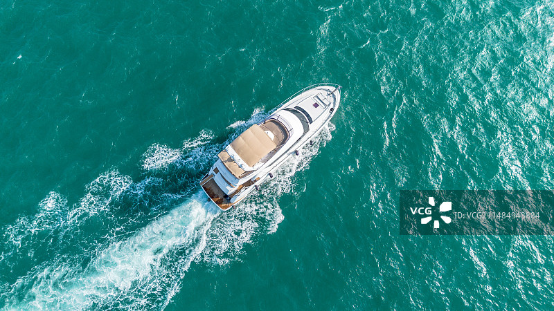 海南三亚游艇出海航行动态高视角航拍图片素材