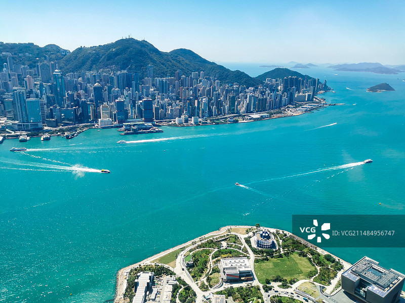 俯瞰香港维多利亚港 西九龙和香港西营盘的都市风光图片素材
