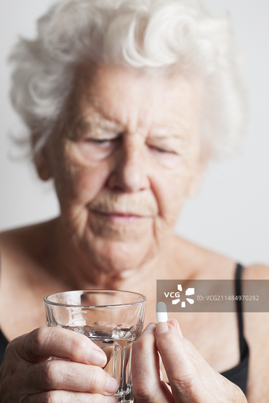 老年妇女正在服药图片素材