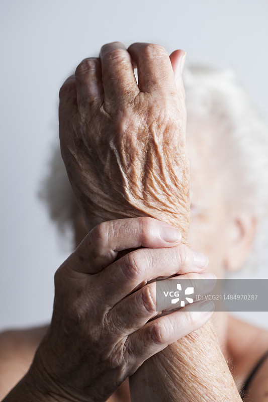 手腕疼痛的老年妇女图片素材