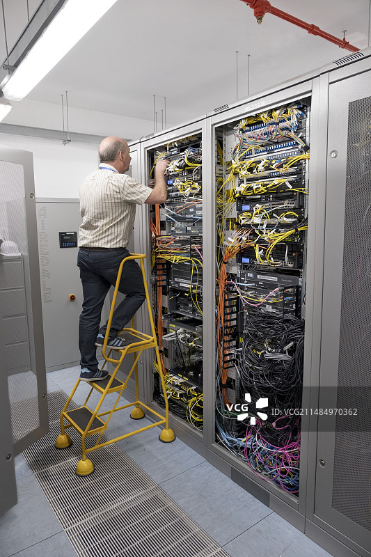 技术员检查服务器电缆图片素材