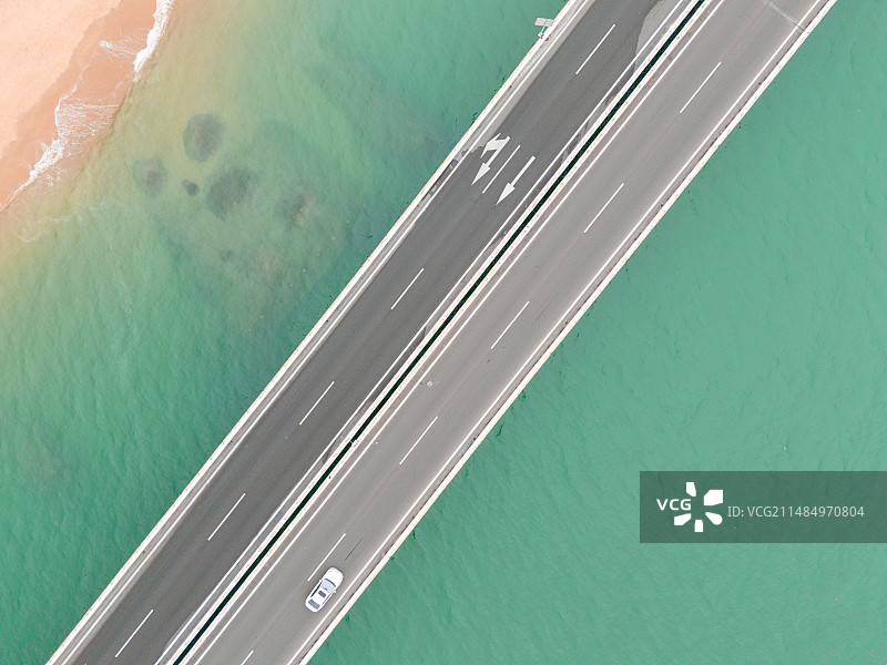 青橙色沙滩与海上公路图片素材