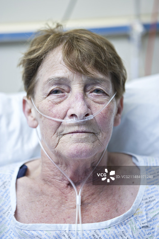 患者使用鼻导管图片素材