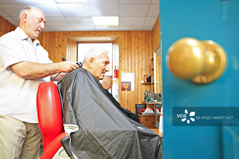 患有痴呆症的男人理发图片素材