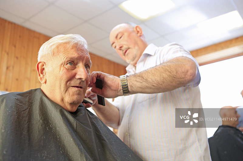 患有痴呆症的男人理发图片素材