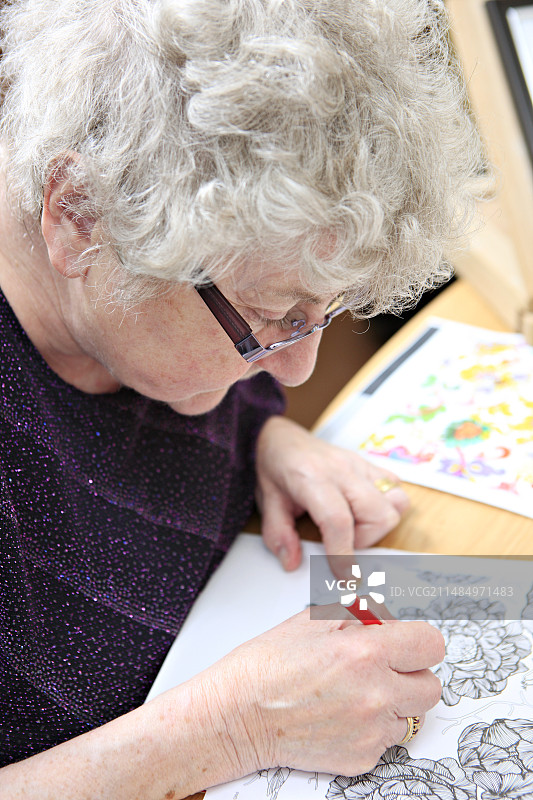 患有痴呆症的女人在艺术治疗小组图片素材
