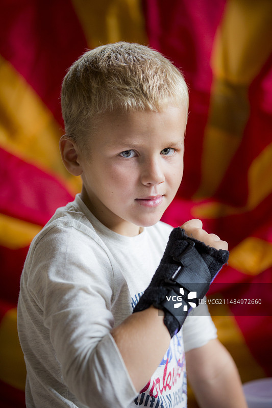 手腕骨折戴着护具的男孩图片素材