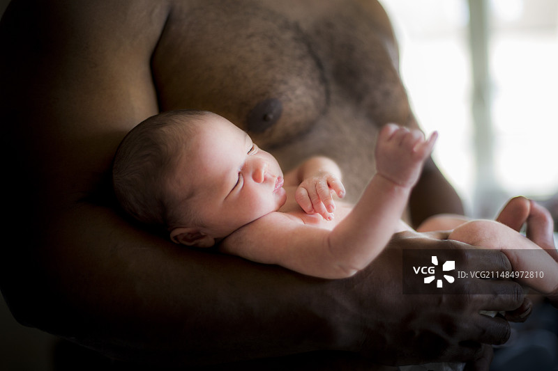 被父亲抱在怀里的男婴图片素材