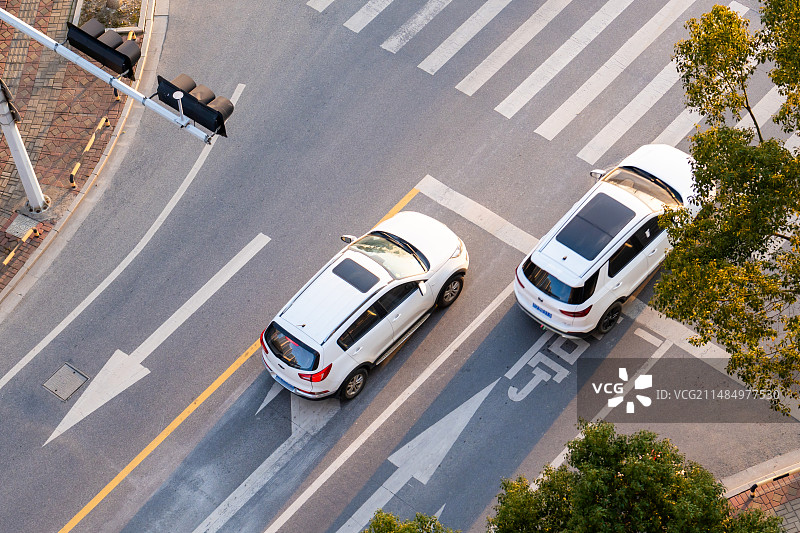 十字路口等红灯左边直行的车辆图片素材