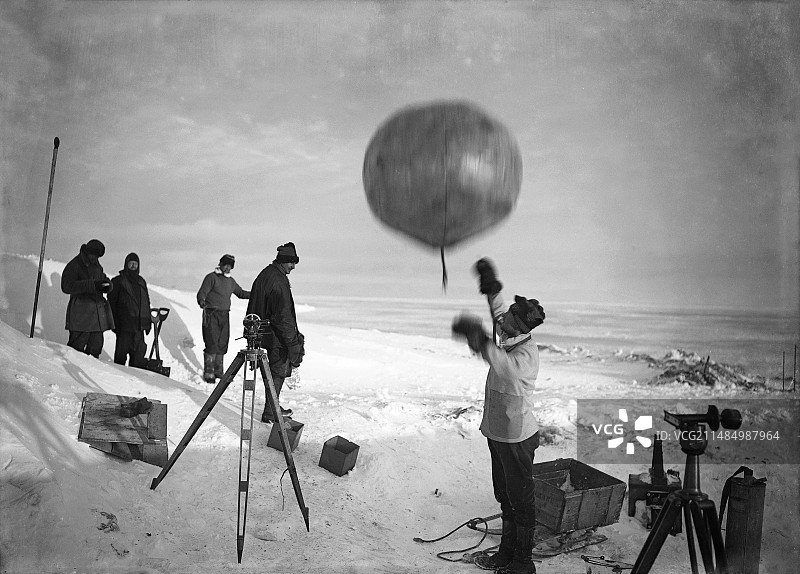 1912年南极气象气球研究图片素材