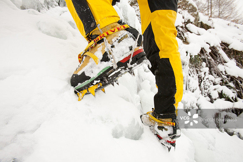 冰瀑上的攀冰者图片素材