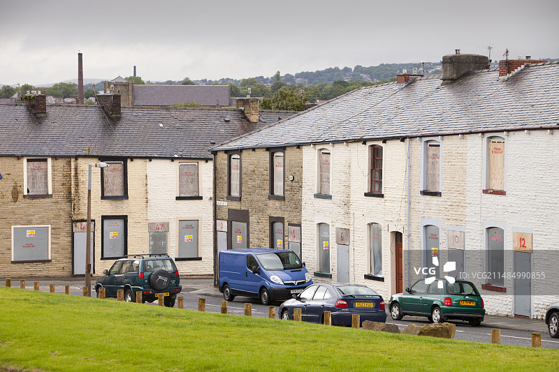 伯恩利用木板封起来的排屋图片素材
