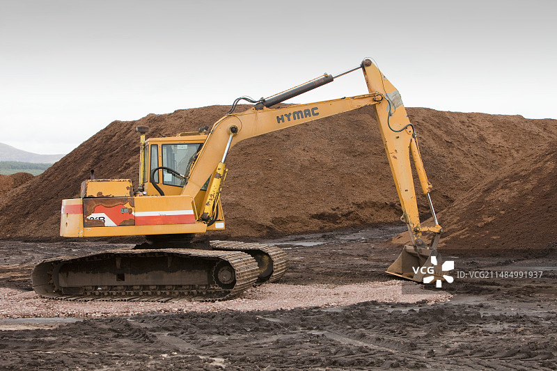 从凸起的泥炭沼泽中挖掘泥炭图片素材