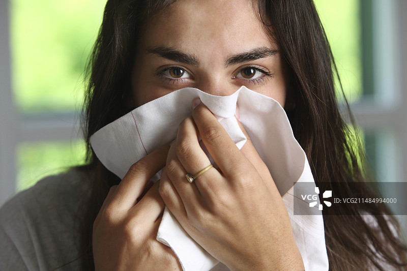 感冒的少女图片素材