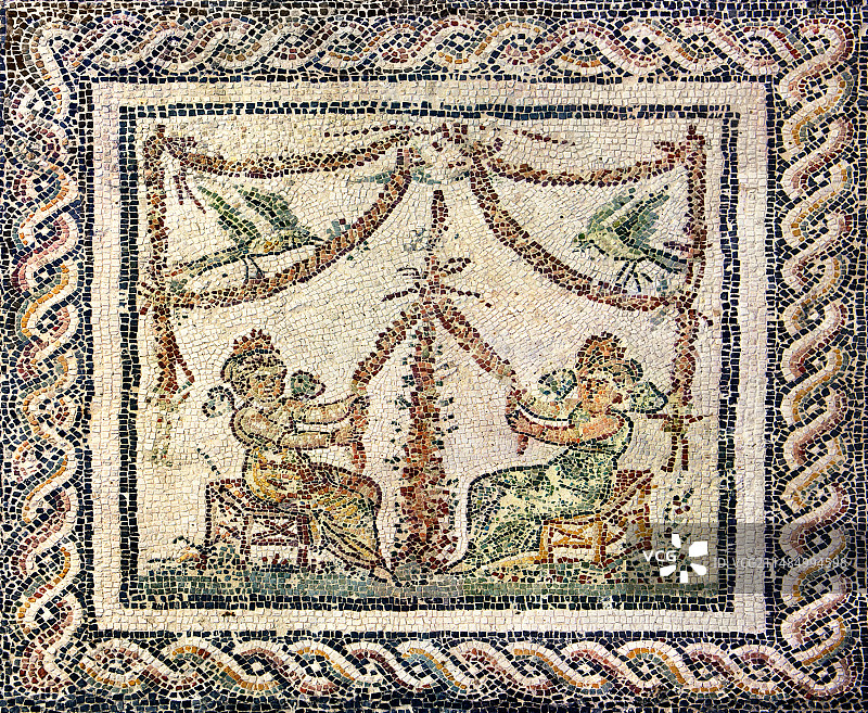 编织花环的带翼少女图片素材