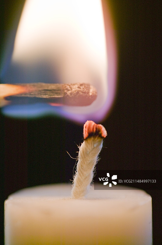 用火柴点蜡烛图片素材