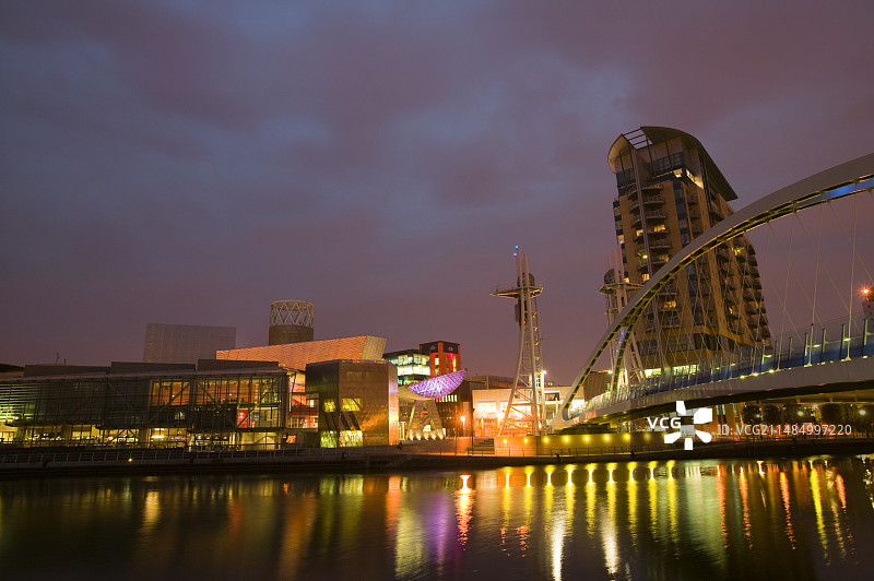 英国索尔福德码头的劳里中心图片素材