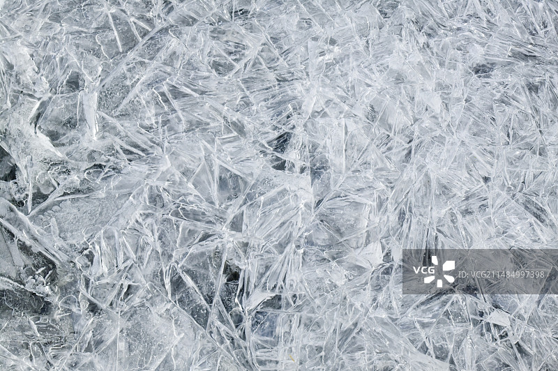 部分冰冻的溪流上的霜冻图案图片素材