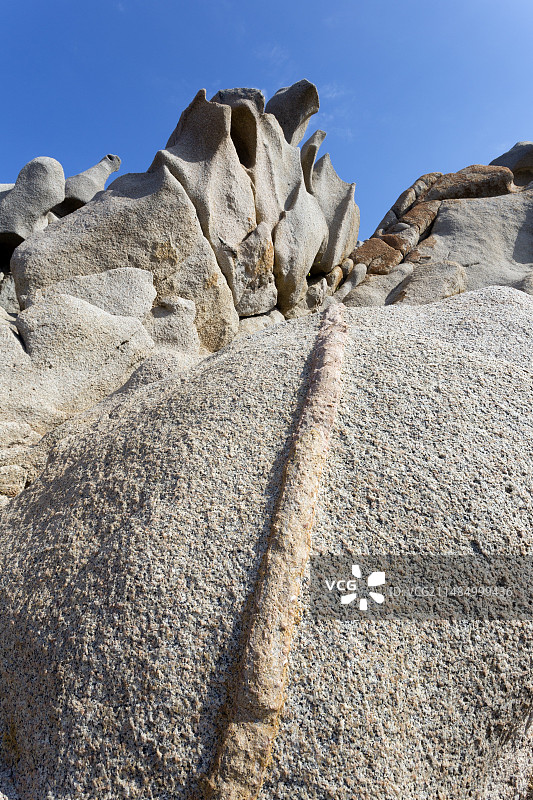 花岗岩中的伟晶岩脉图片素材
