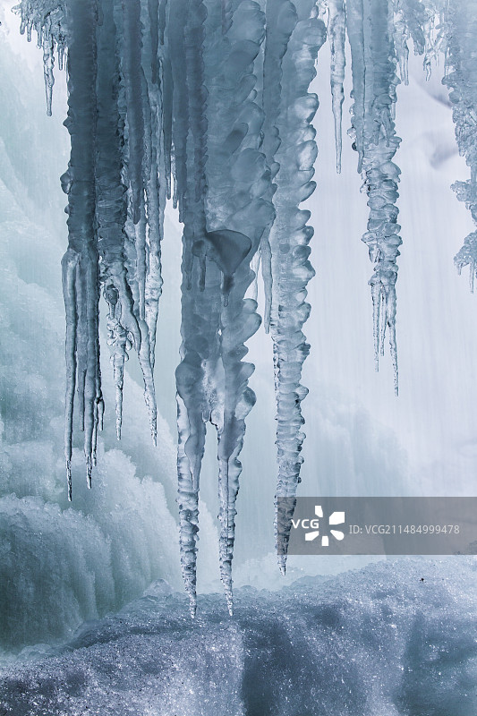 冰冻瀑布上的冰柱图片素材