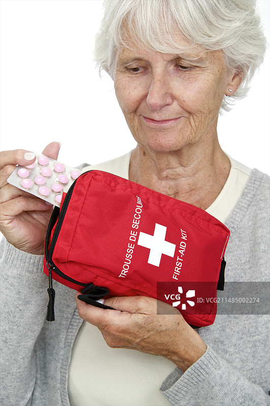 拿着急救箱的老年妇女图片素材