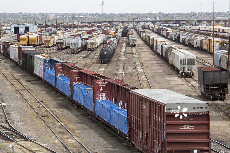 铁路货场上的货运列车图片素材
