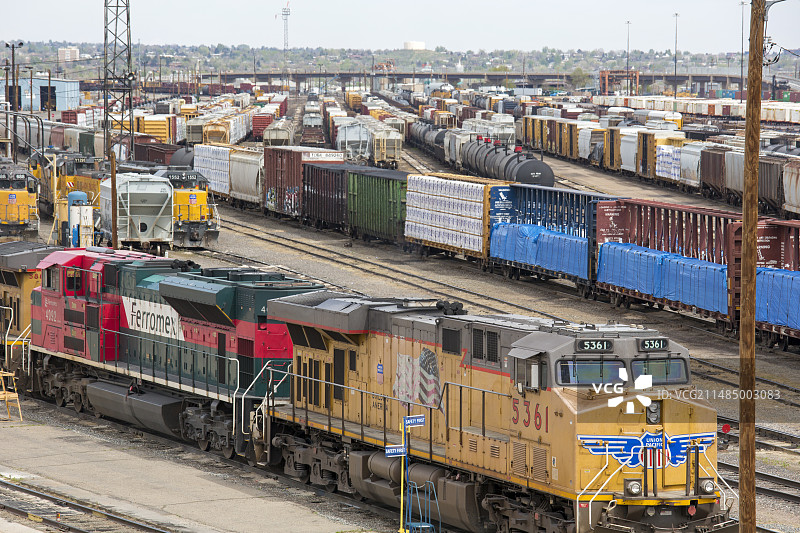 铁路货场上的货运列车图片素材