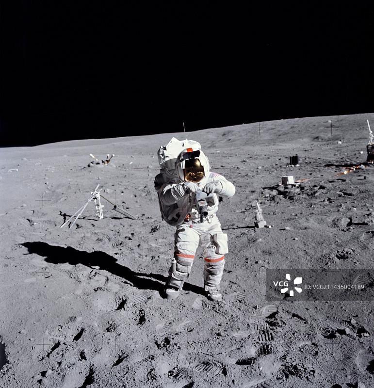 阿波罗16号登月行走图片素材