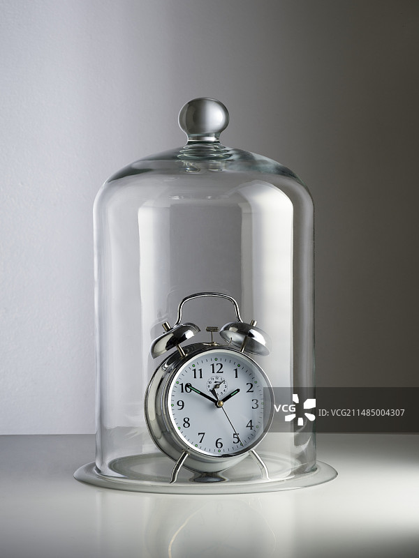 玻璃罩内的闹钟图片素材
