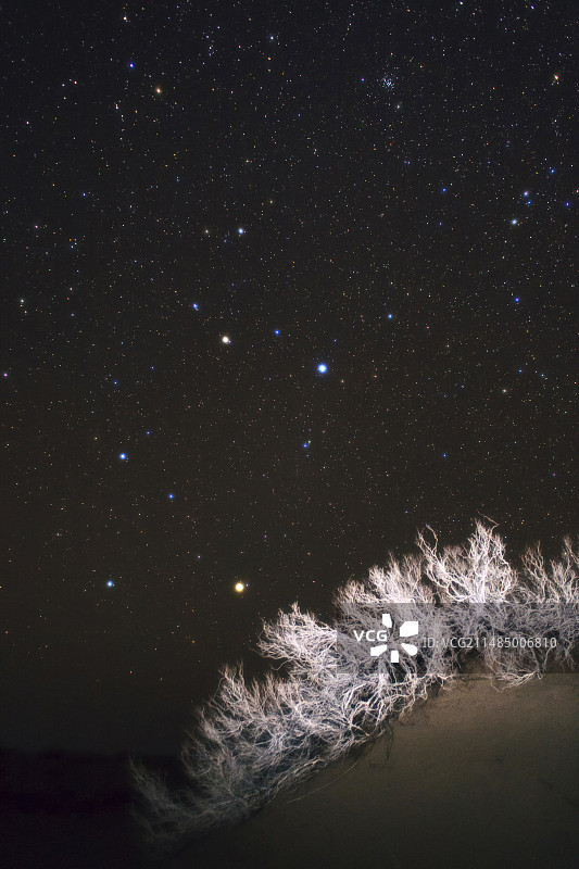 伊朗达什特卡维尔沙漠的夜空图片素材