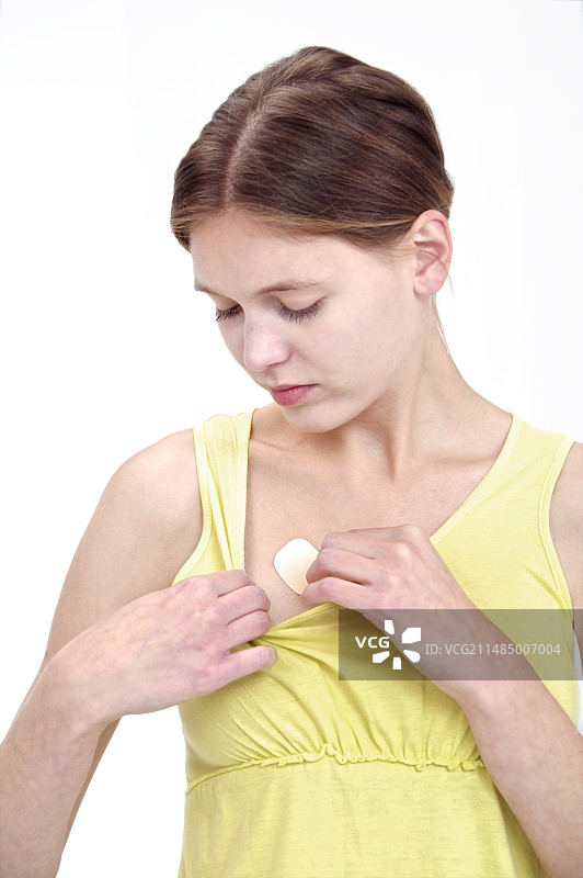女人使用透皮贴剂图片素材