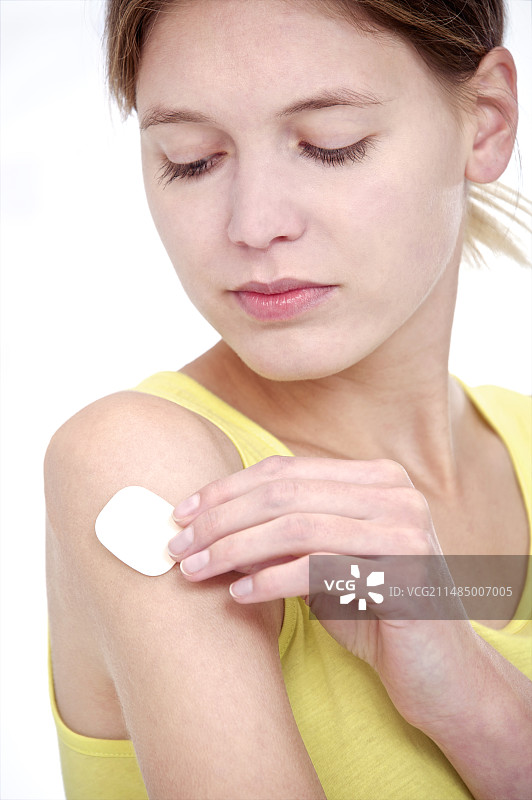 女人使用透皮贴剂图片素材