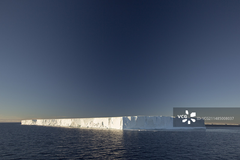 利文斯顿岛附近的 tabular 冰山图片素材