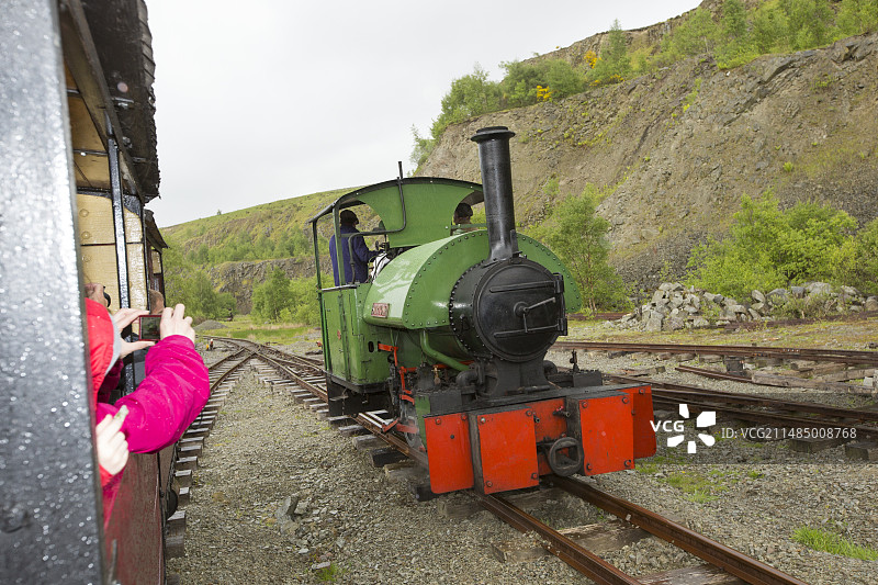 游客乘坐蒸汽火车图片素材