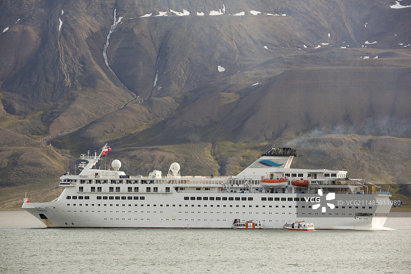 在朗伊尔城的一艘大型邮轮图片素材