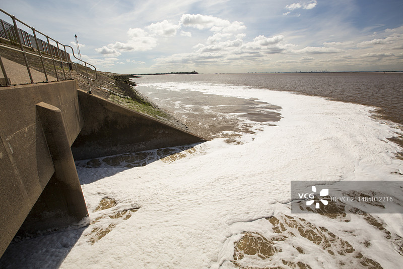 受污染的水进入亨伯河图片素材