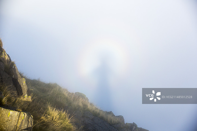 红色山坡上的破碎幻影图片素材