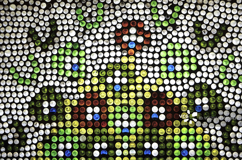 用回收瓶制成的窗户图片素材