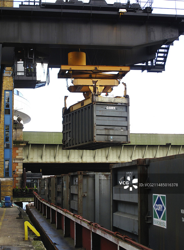 英国泰晤士河集装箱起重机图片素材