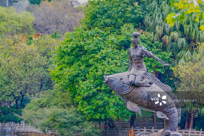 广西柳州鱼峰山公园内刘三姐骑鲤鱼升天成仙的雕塑图片素材