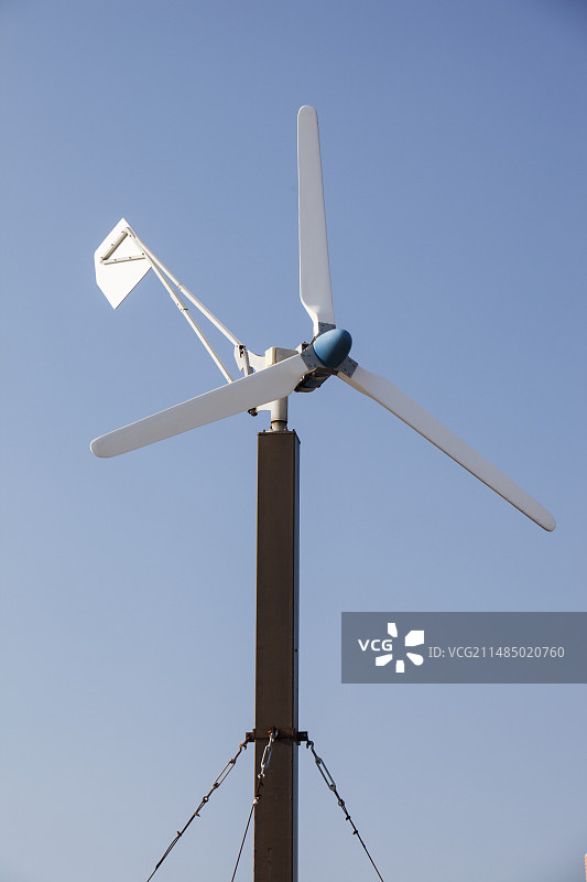 希腊莱姆诺斯岛米里纳的风力涡轮机图片素材