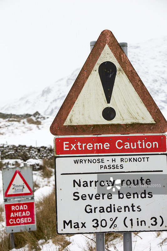 Wrynose Pass上的道路封闭标志图片素材