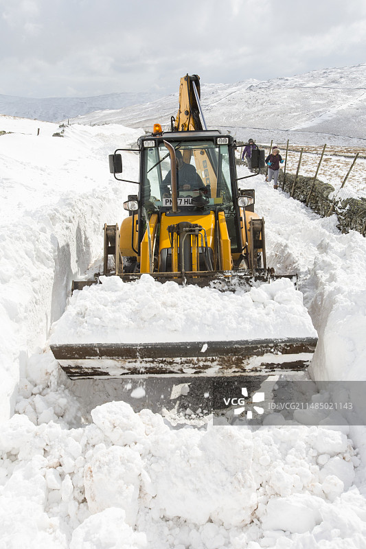 挖掘机清理积雪图片素材