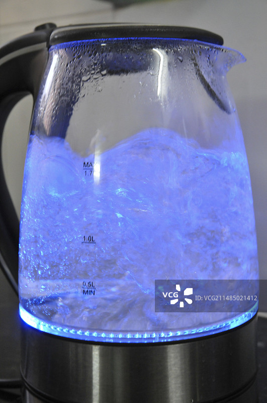 透明水壶中的沸水图片素材